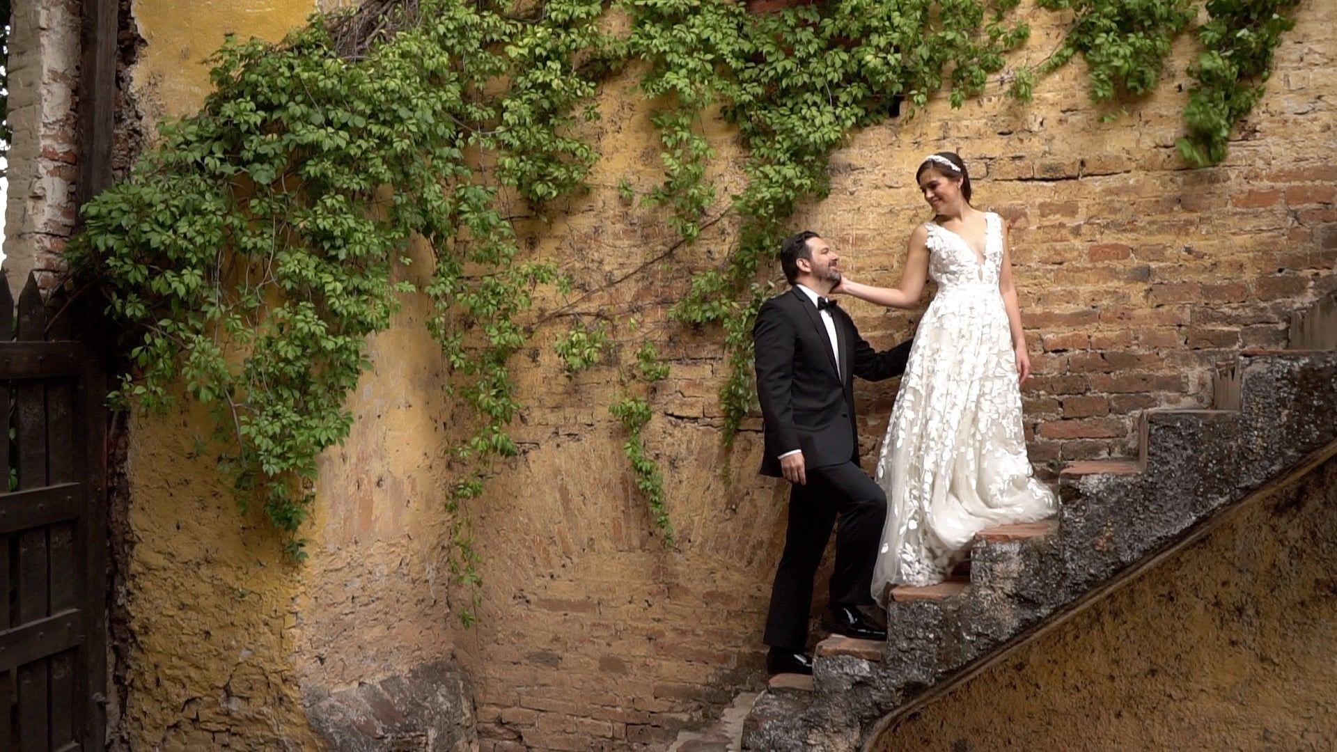 Jessica and Seth on an old stone staircase beneath ivy at Hacienda el Carmen in Jalisco, Mexico